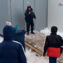 [Video] Niños refugiados juegan a tirar bolas de nieve con policía serbio