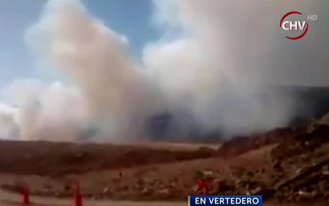 Incendio en vertedero Santa Marta provoca nube tóxica que se cierne sobre Santiago