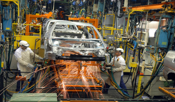 Inversión de empresas chilenas en el extranjero se contrajo 18% en 2015, aunque acumula US$106 mil millones en últimos 26 años Inversión de empresas chilenas en el extranjero se contrajo 18% en 2015, aunque acumula US$106 mil millones en últimos 26 años