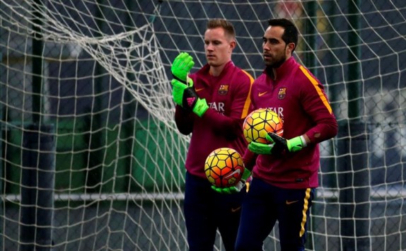 Barcelona espera que Claudio Bravo pida salir del equipo al regreso de sus vacaciones Barcelona espera que Claudio Bravo pida salir del equipo al regreso de sus vacaciones