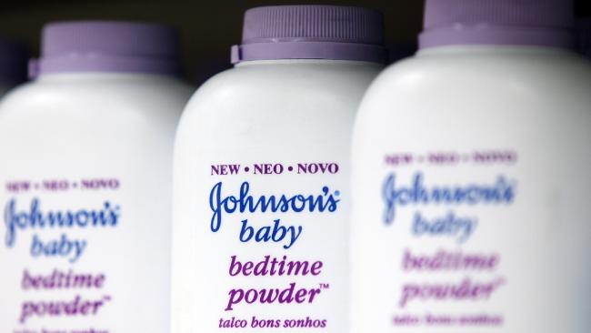 Condenan a Johnson & Johnson a pagar millonaria indemnización a familia de mujer que murió de cáncer Condenan a Johnson & Johnson a pagar millonaria indemnización a familia de mujer que murió de cáncer
