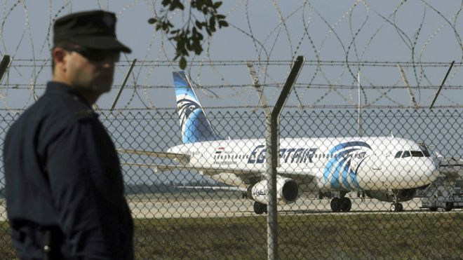 Confusión tras secuestro de un avión de EgyptAir que fue desviado a Chipre Confusión tras secuestro de un avión de EgyptAir que fue desviado a Chipre