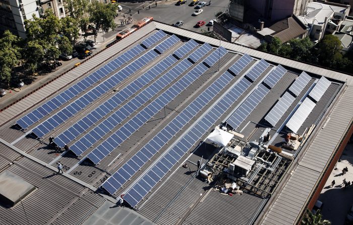 Centro cultural GAM inaugura el techo solar más grande de Santiago