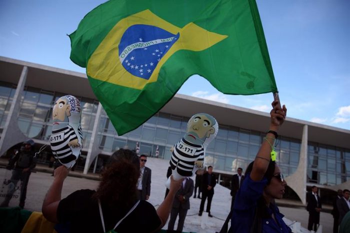 Protestan contra nombramiento de Lula como ministro frente a sede de Gobierno Protestan contra nombramiento de Lula como ministro frente a sede de Gobierno