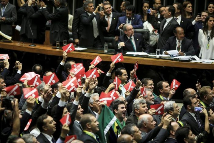 Brasil al rojo: el Congreso analizará posibilidad de juicio político a Dilma y empresarios aumentarán presión para que deje la Presidencia Brasil al rojo: el Congreso analizará posibilidad de juicio político a Dilma y empresarios aumentarán presión para que deje la Presidencia
