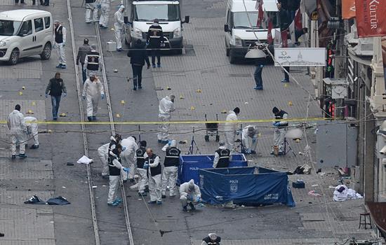 Cinco muertos en el atentado suicida en el centro de Estambul Cinco muertos en el atentado suicida en el centro de Estambul