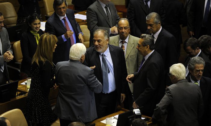 Alza de diputados 2018: parlamentarios proponen rebajar dietas para conseguir recursos necesarios Alza de diputados 2018: parlamentarios proponen rebajar dietas para conseguir recursos necesarios