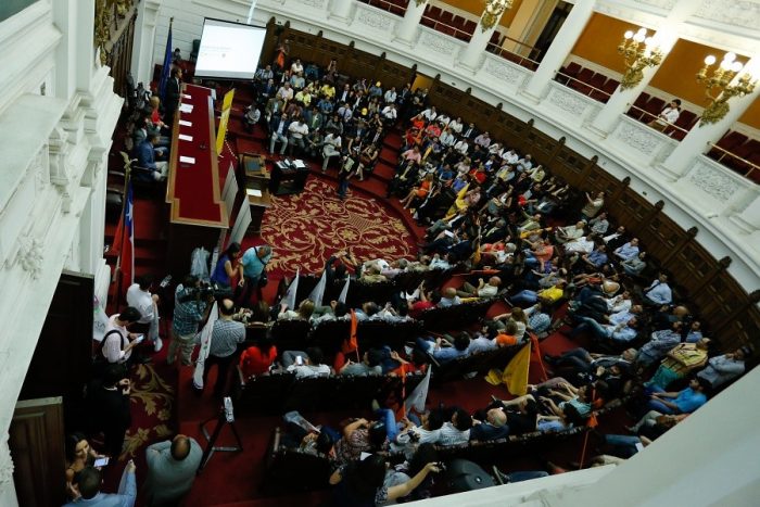 Águila revienta a los cabildos y critica “la ilusión despolitizadora” y “la didáctica cívica de ‘animalitos animados’ infantilizadora de los ciudadanos” Águila revienta a los cabildos y critica “la ilusión despolitizadora” y “la didáctica cívica de ‘animalitos animados’ infantilizadora de los ciudadanos”