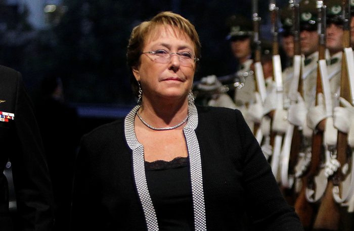 Diario español El País se pregunta: ¿Cómo ha cambiado Bachelet desde que llegó por primera vez al poder? Diario español El País se pregunta: ¿Cómo ha cambiado Bachelet desde que llegó por primera vez al poder?