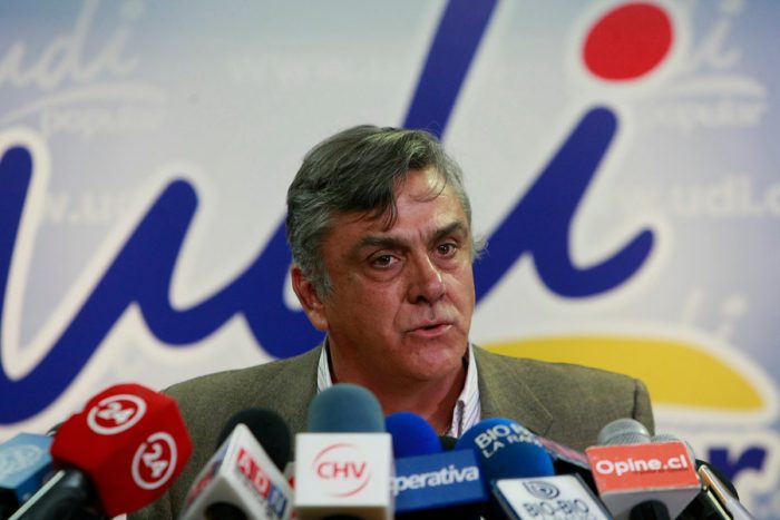 Longueira renuncia a la UDI para defenderse y culpa a los medios de causarle un “daño inmenso” a su imagen Longueira renuncia a la UDI para defenderse y culpa a los medios de causarle un