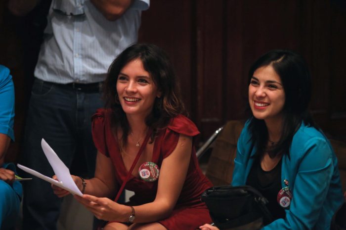 Camila Vallejo: “No solo hemos leído de historia, sino también de cómo se vendió este país durante la transición” Camila Vallejo: “No solo hemos leído de historia, sino también de cómo se vendió este país durante la transición”