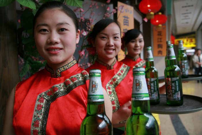 En medio de fusión, AB InBev vende el 49% que poseía SABMiller de la cerveza china CR Snow por US$1.600 millones En medio de fusión, AB InBev vende el 49% que poseía SABMiller de la cerveza china CR Snow por US$1.600 millones