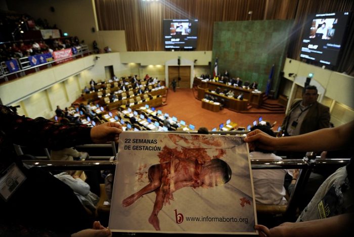 Peña cuestiona declaración de la Iglesia contra el aborto y dice que es “una argucia comunicacional que oscurece y falsea el debate” Peña cuestiona declaración de la Iglesia contra el aborto y dice que es