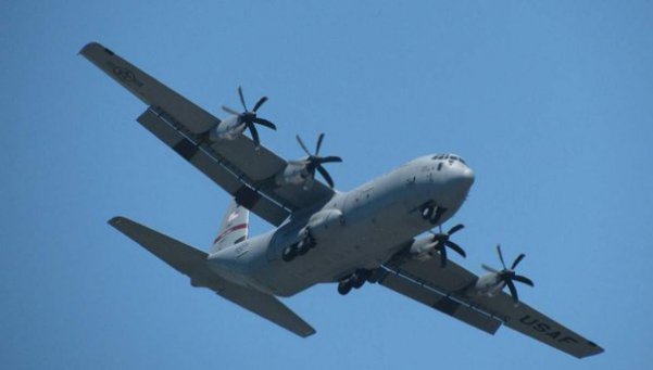 Mueren 22 personas al estrellarse un avión militar en Ecuador Mueren 22 personas al estrellarse un avión militar en Ecuador
