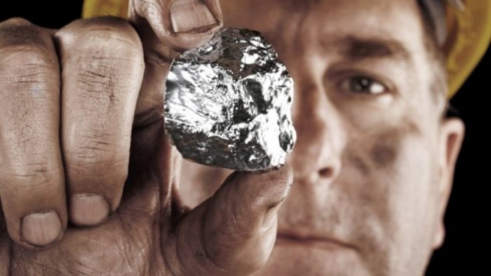 Derrumbe de los metales básicos impulsa accidentalmente a la plata