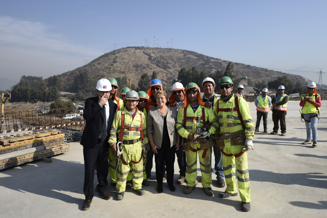Presidenta Bachelet anuncia nuevo plan de mejoramiento de carreteras por US$1.443 millones Presidenta Bachelet anuncia nuevo plan de mejoramiento de carreteras por US$1.443 millones