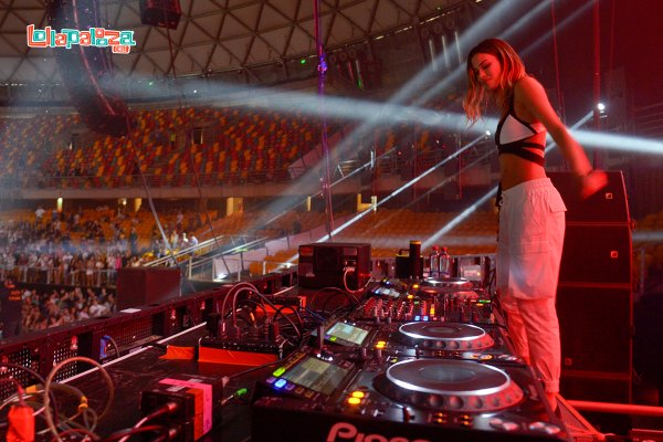 Sonidos del nuevo siglo relumbran en la noche inaugural de Lollapalooza Sonidos del nuevo siglo relumbran en la noche inaugural de Lollapalooza
