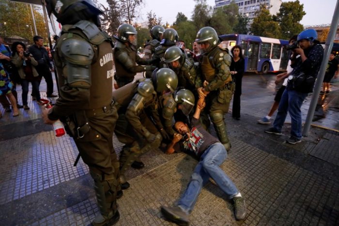 Partido Radical rechaza la violencia en detenciones de mujeres en protesta frente a La Moneda