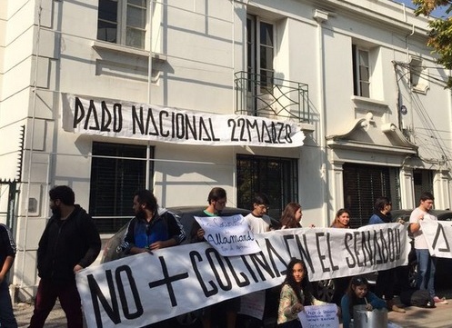 Estudiantes ocupan sedes de Allamand y Van Rysselberghe en protesta por la “cocina” del Senado Estudiantes ocupan sedes de Allamand y Van Rysselberghe en protesta por la