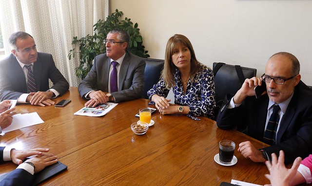 Reforma laboral: Bachelet cede ante senadores DC y acepta reemplazo interno en huelga Reforma laboral: Bachelet cede ante senadores DC y acepta reemplazo interno en huelga