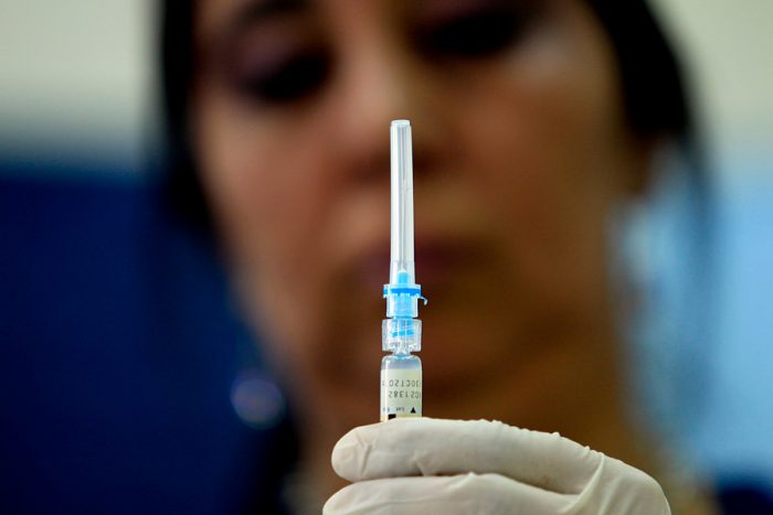 Contraloría inicia sumario por retraso en entrega de vacunas