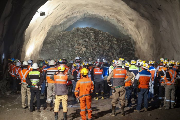 Trabajadores de Codelco unieron los túneles de la futura mina subterránea, 6 mil metros bajo tierra