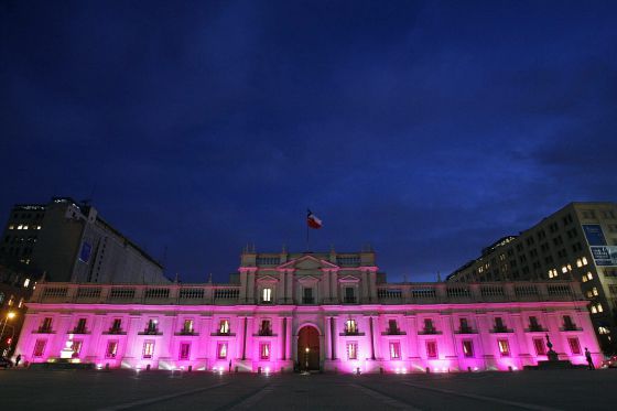 Movilh pide a Bachelet iluminar La Moneda con colores de la diversidad para el día contra la homofobia