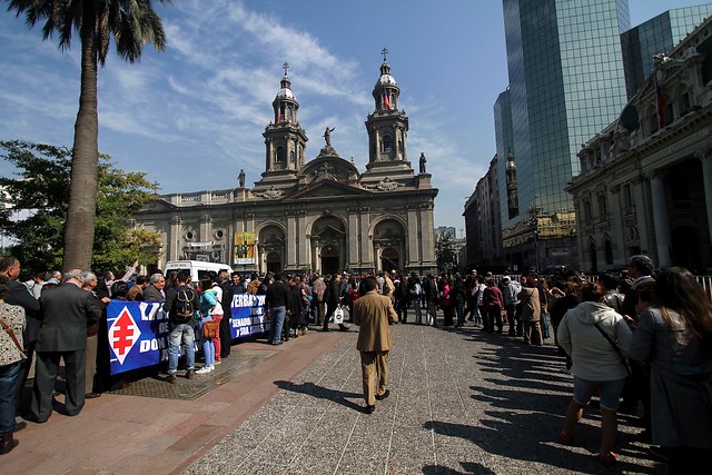 Miles de personas llegan a responso de Patricio Aylwin en la Catedral Metropolitana