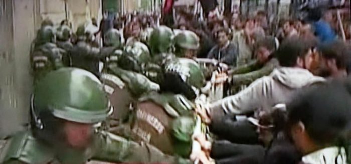 Estudiantes protestan frente al Mineduc y Hacienda: “Existe indignación, existe rabia” Estudiantes protestan frente al Mineduc y Hacienda: