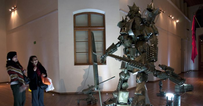 Enorme robot invita a cuestionar las estructuras mercantiles de las obras de arte