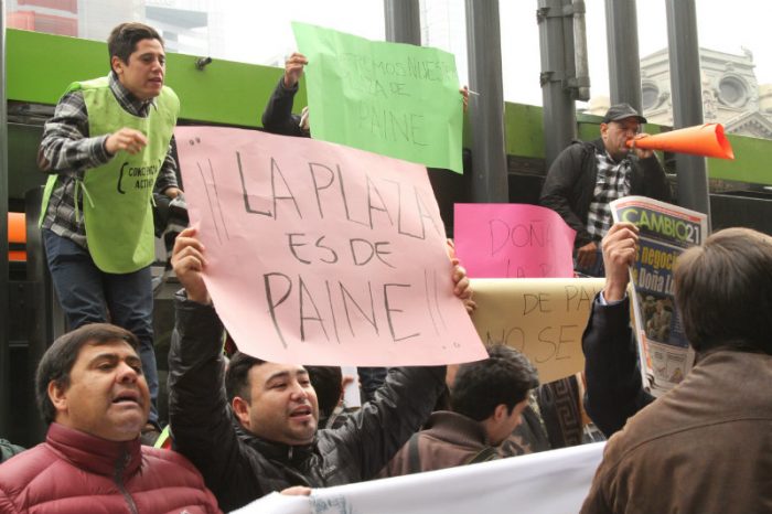 Vecinos de Paine protestan frente a Bienes Nacionales para recuperar la plaza en poder de CEMA