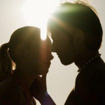Las variantes genéticas influyen en la edad de inicio de las relaciones sexuales