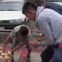 [VIDEO] La crisis de la Venezuela chavista: 20 personas se pelean por un saco de cebollas