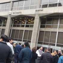 Trabajadores de Enersis y Endesa paralizan actividades para protestar por anuncio de que habría 200 despidos