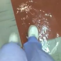 [Video] Auxiliares de Fundación Las Rosas piden ayuda tras inundación de sede en Independencia