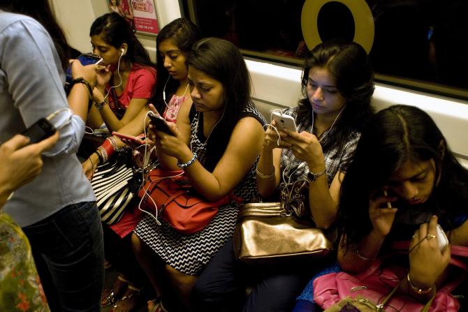 Riesgo para mujeres en India origina botón de pánico en móviles