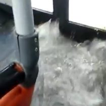 [Video] Transantiago se inunda al intentar pasar por zona anegada en Autopista Central