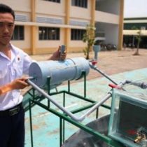 Estudiante vietnamita inventa una máquina barata que produce agua potable