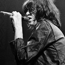 [VIDEO] Un día como hoy, pero hace 15 años, falleció Joey Ramone, vocalista de The Ramones