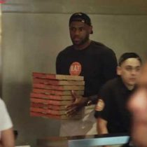 [Video] LeBron James sorprende a los clientes trabajando en una pizzería