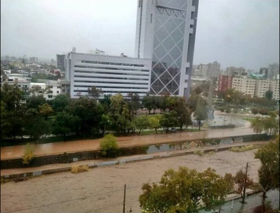 Frente de mal tiempo: Río Mapocho se desborda e inunda calles de Providencia Frente de mal tiempo: Río Mapocho se desborda e inunda calles de Providencia