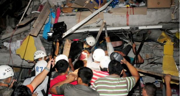 Terremoto de 7,8 en la zona costera de Ecuador deja al menos 77 muertos Terremoto de 7,8 en la zona costera de Ecuador deja al menos 77 muertos