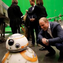 Príncipes británicos gozan como niños en su visita a estudios de Star Wars en Londres