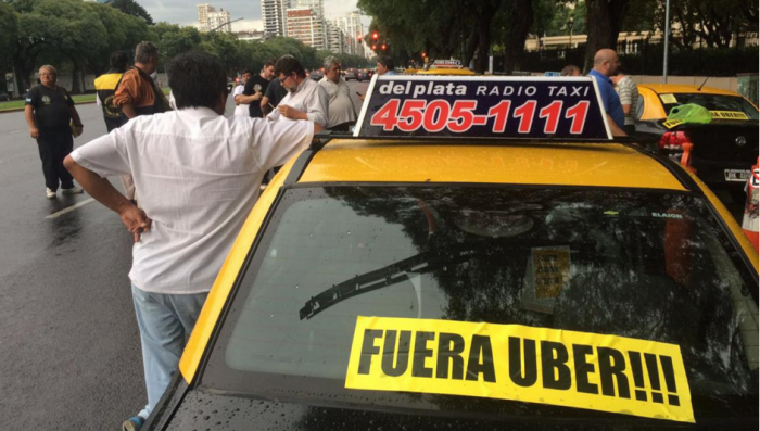 Pelea de taxistas contra Uber se traslada a Buenos Aires: paralizaron 25 puntos clave de la capital trasandina