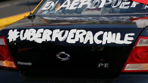 Miles de taxistas protestan contra Uber en varias ciudades de Chile Miles de taxistas protestan contra Uber en varias ciudades de Chile