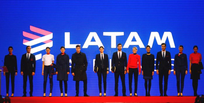 Latam estrena los nuevos uniformes de sus auxiliares de vuelo y azafatas Latam estrena los nuevos uniformes de sus auxiliares de vuelo y azafatas
