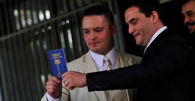Carabinero es el primer uniformado en firmar acuerdo de unión civil con su pareja gay Carabinero es el primer uniformado en firmar acuerdo de unión civil con su pareja gay