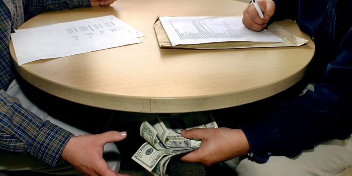 Sobornos aún abundan y 80% de los ejecutivos reconocen verlos Sobornos aún abundan y 80% de los ejecutivos reconocen verlos