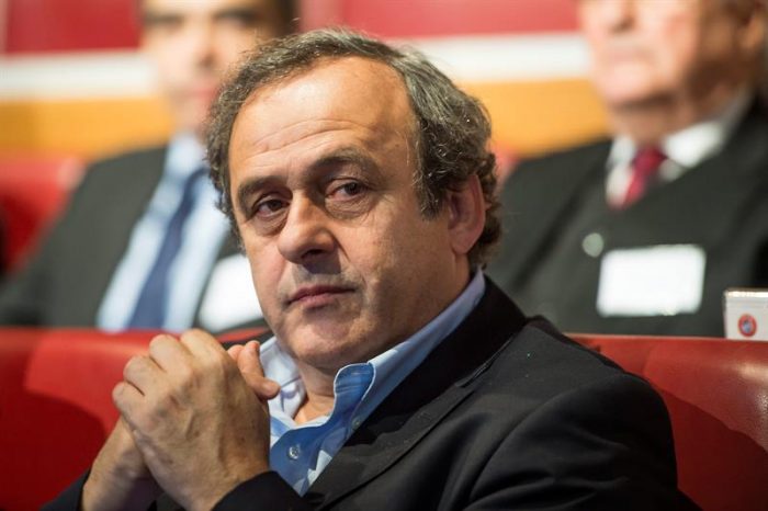 Platini renunciará a la presidencia de la UEFA como consecuencia de su sanción Platini renunciará a la presidencia de la UEFA como consecuencia de su sanción