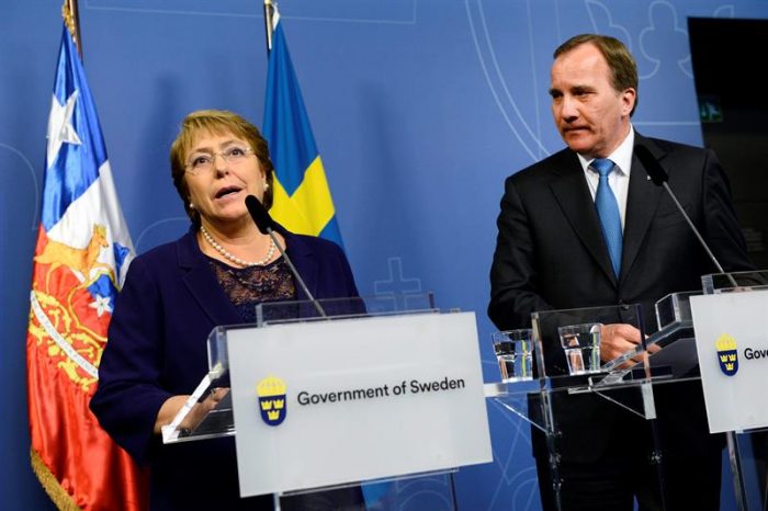 Bachelet inicia visita de Estado a Suecia con recepción en Palacio Real
